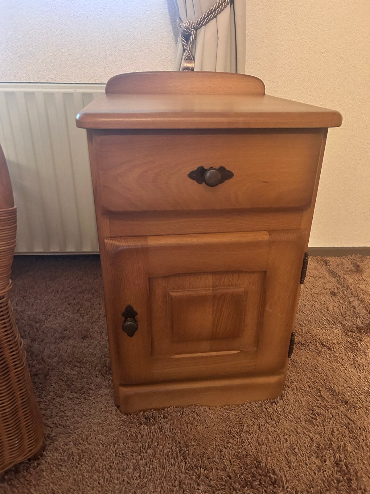 Gepatineerd eiken nachtkastje met lade en deurtje, Ophalen, Gebruikt, Minder dan 45 cm, 55 tot 70 cm