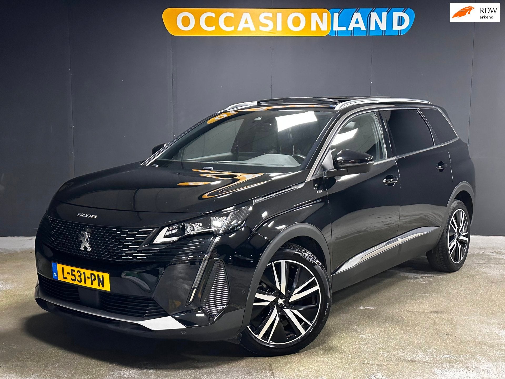 Peugeot 5008 1.6 PureTech Blue Lease GT|PANO|FOCAL|LED|SFEER, 4 cilinders, 181 pk, 7 stoelen, Zwart