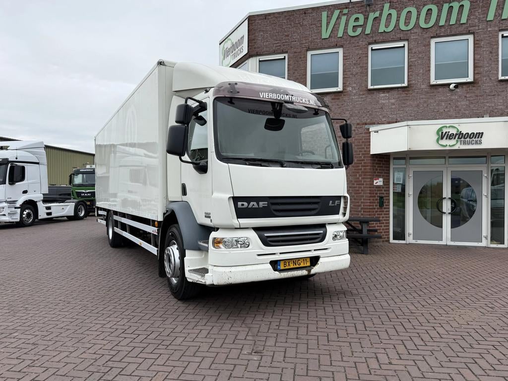 DAF LF 55 LF55-220 Koffer mit Ladebordwand (bj 2010), Auto's, Vrachtwagens, Bedrijf, Te koop, ABS, Airconditioning, Boordcomputer