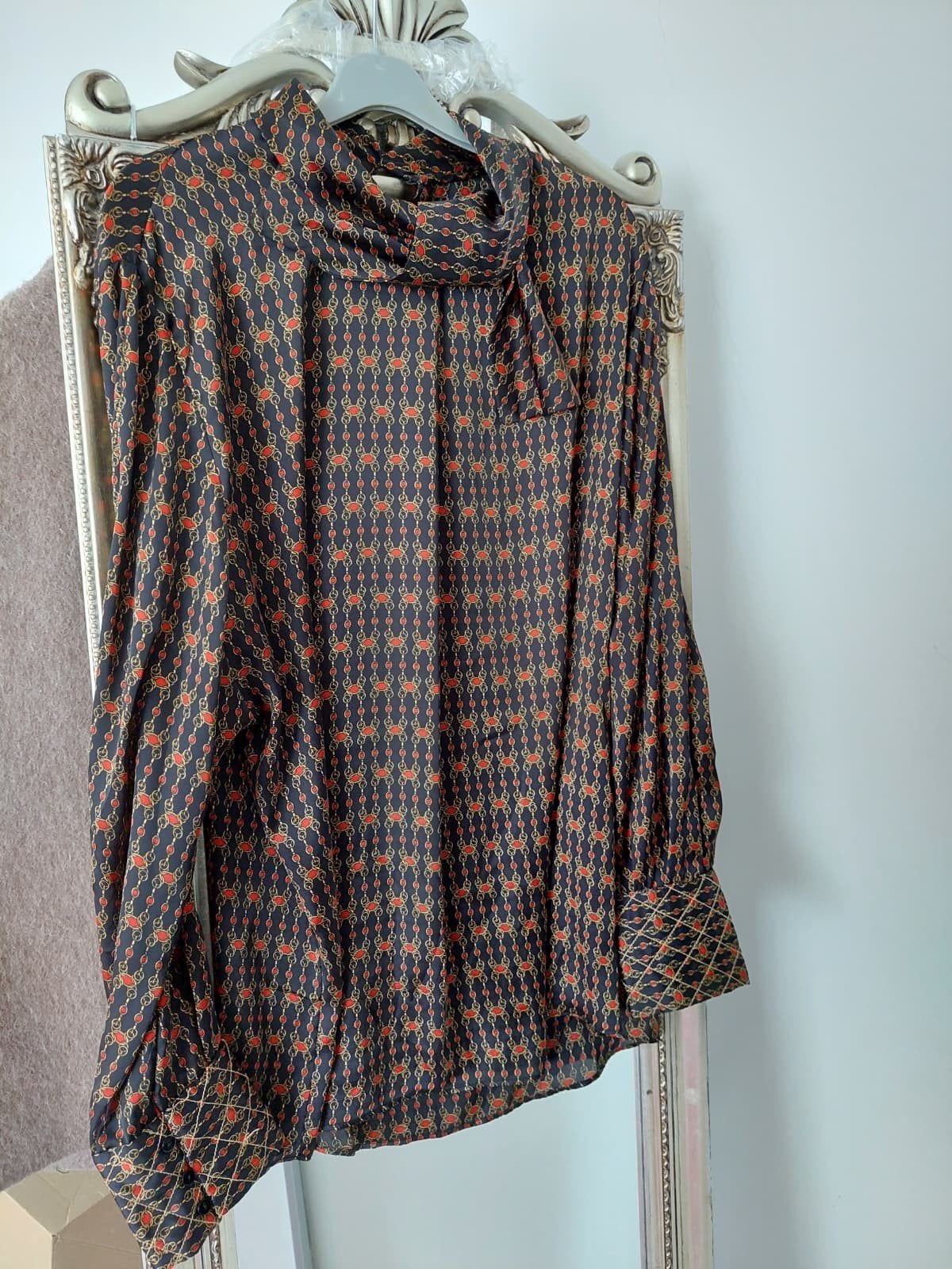 Zara blouse met rolkraag en kettingprint maat XS S, Kleding | Dames, Bruin, Verzenden, Zara, Zo goed als nieuw