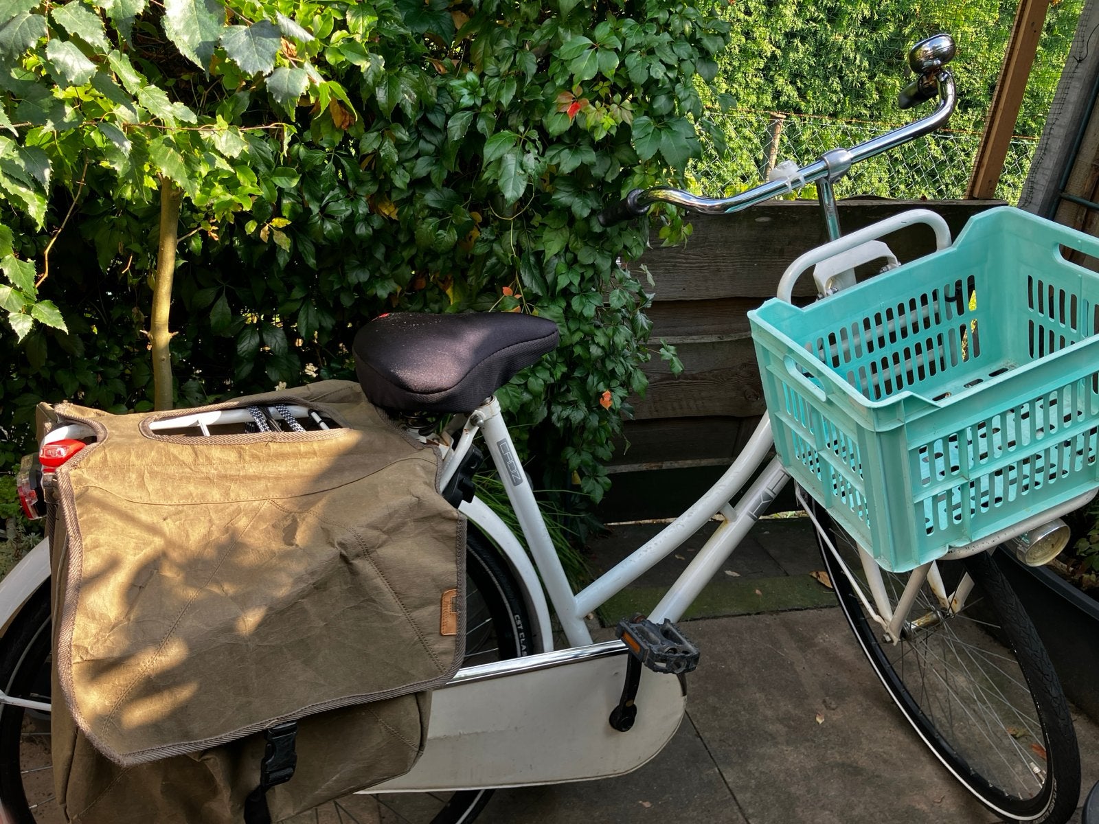 Witte Kaptein damesfiets met voordrager en fietstassen, Velgrem, Ophalen, Overige merken, 53 tot 56 cm