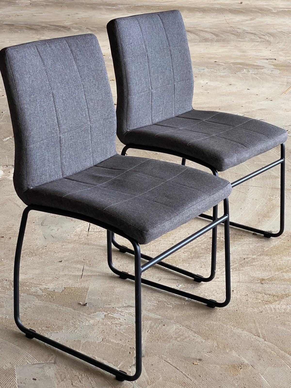 2 huiskamer stoelen van grijze stof, Huis en Inrichting, Stoelen, Ophalen, Twee, Zo goed als nieuw, Stof