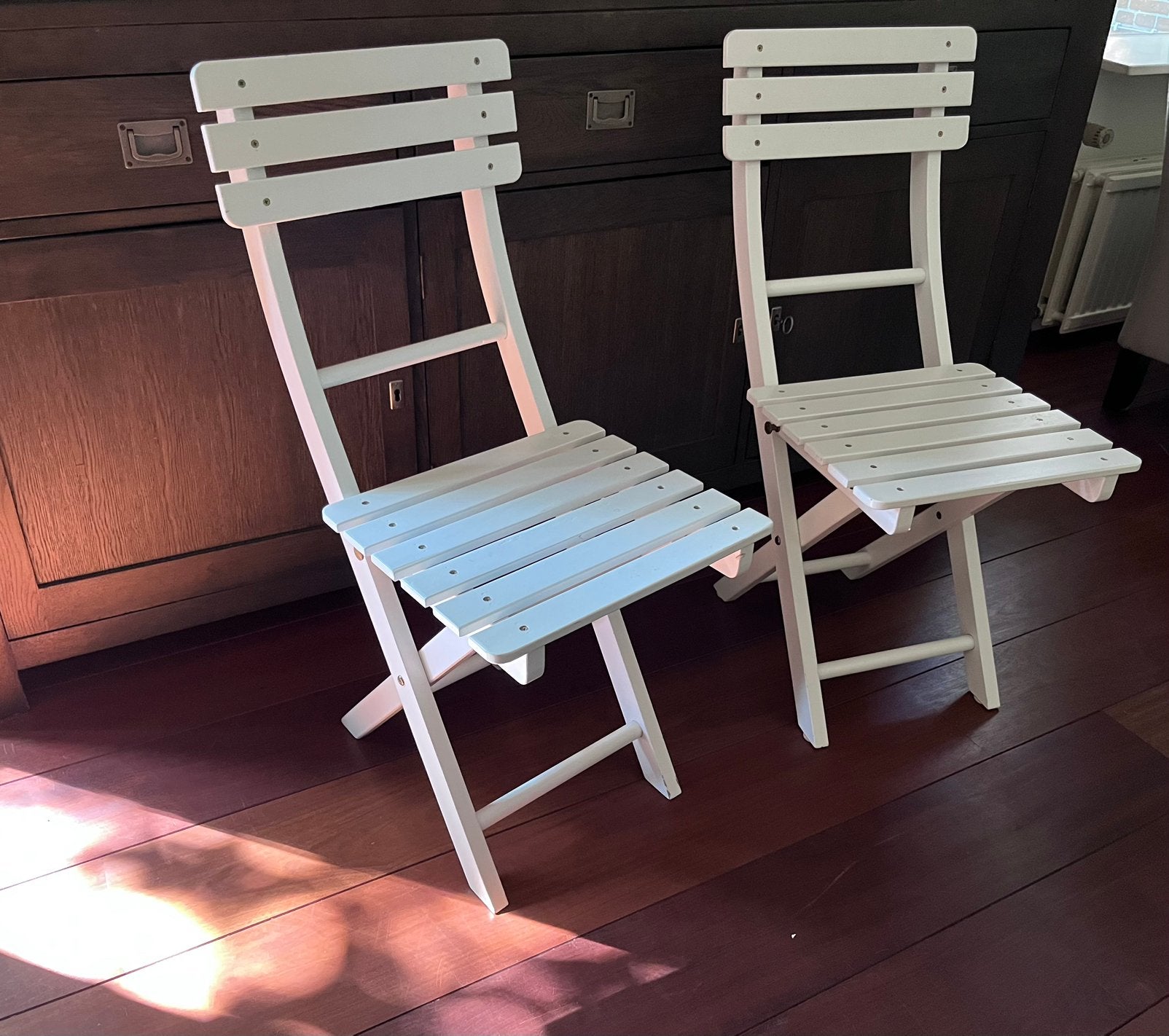 Twee leuke witte bistro stoeltjes van hout, Ophalen