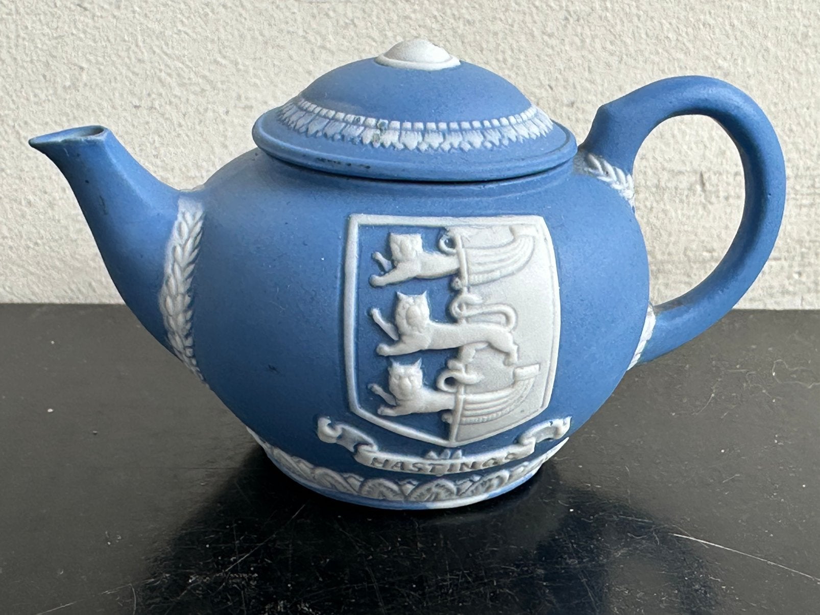 Antiek aardewerk miniatuur Jasper ware theepotje, Ophalen of Verzenden