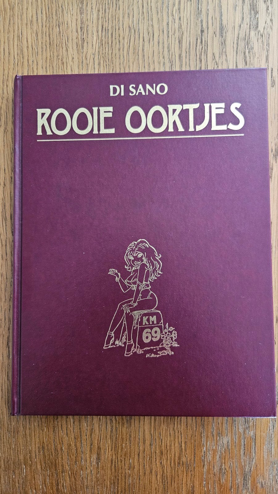 Di Sano - Rooie Oortjes - Hardcover stripboek, Eén stripboek, Ophalen of Verzenden, Zo goed als nieuw