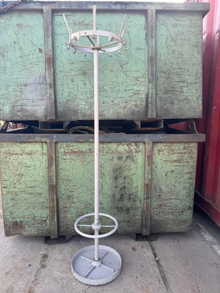 Industriële staande stoere kapstok, Ophalen