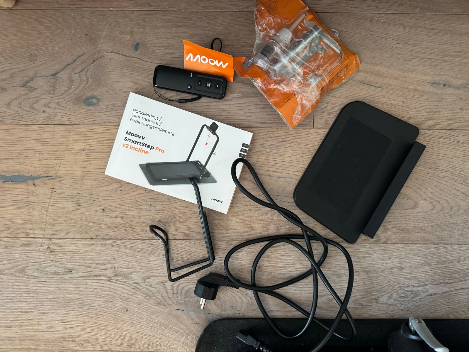 Foto 4 van Moovv SmartStep Pro v2 Incline Loopband - Zwart