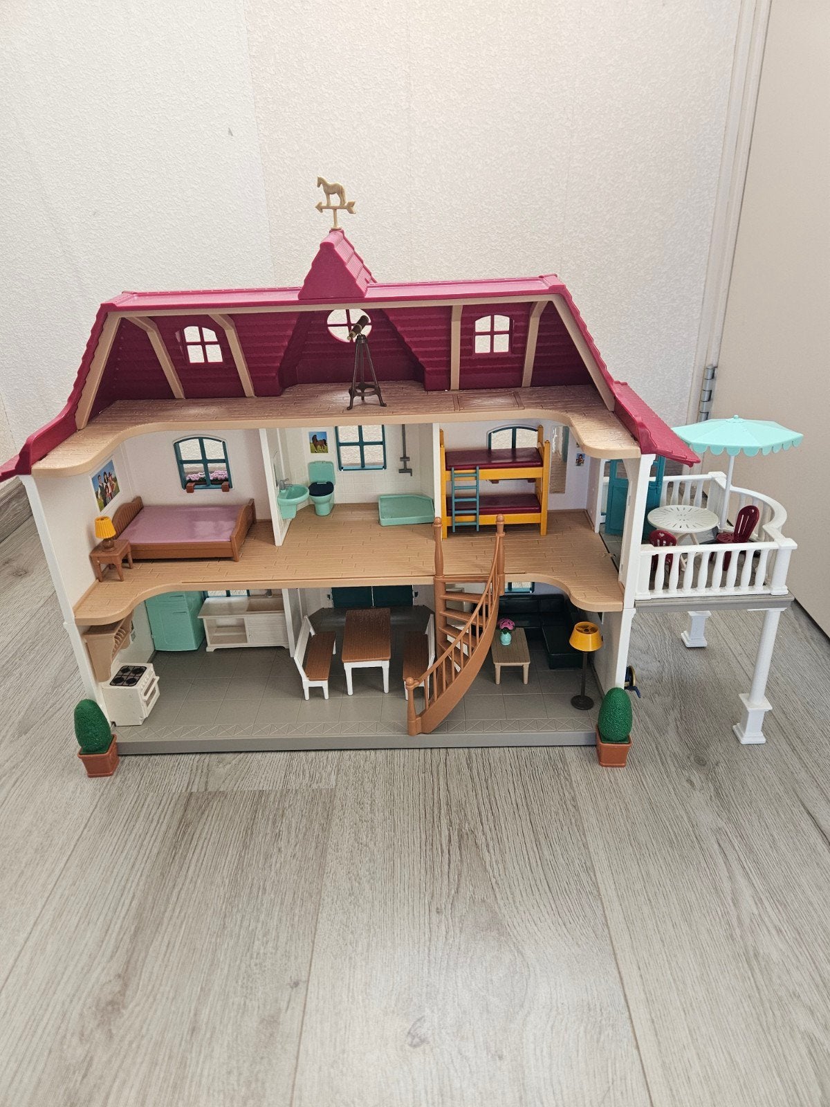 Schleich Horse club Lakeside huis met stal 42551, Ophalen of Verzenden, Zo goed als nieuw, Poppenhuis