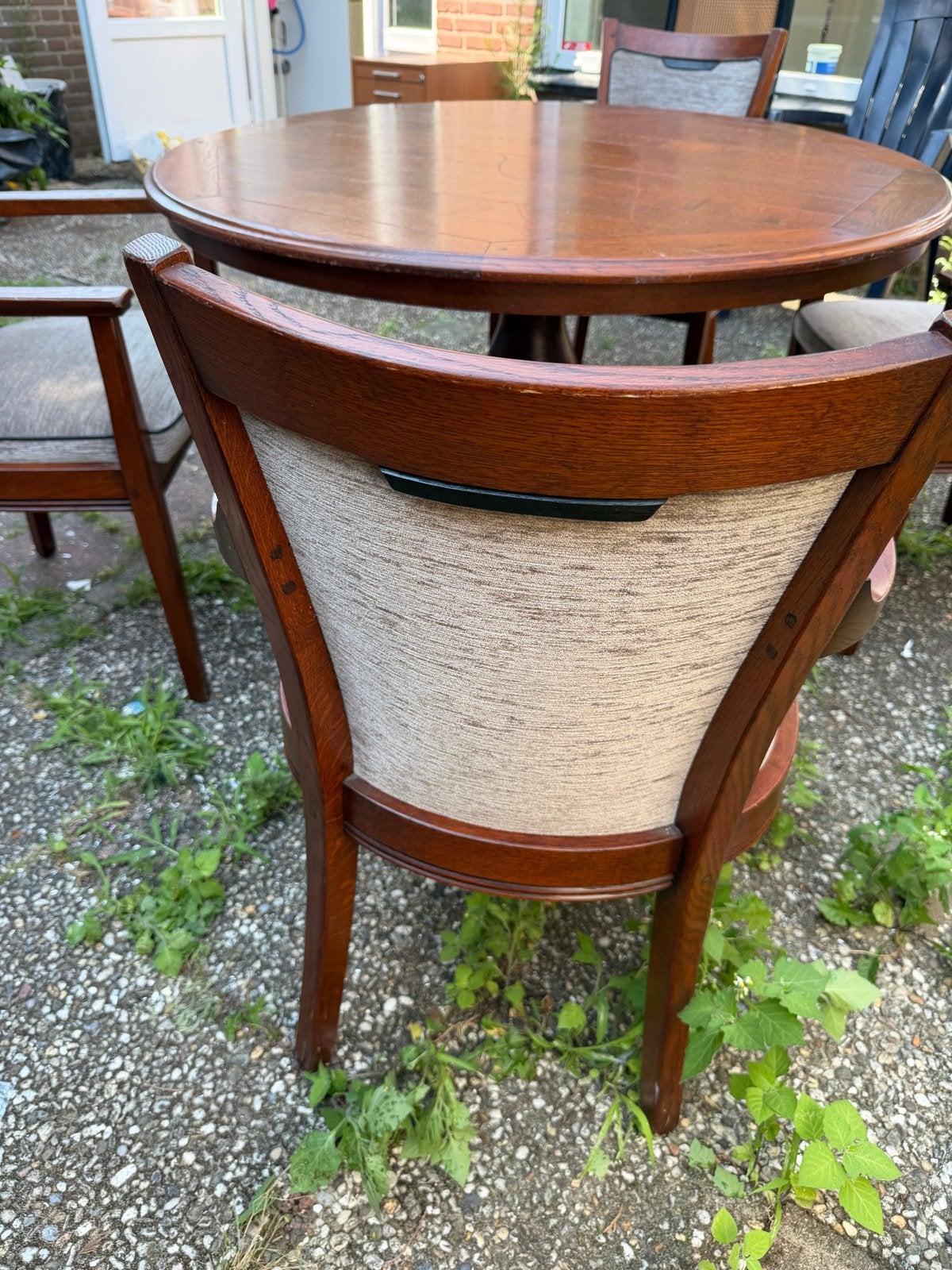 Eettafel met 4 stoelen - Klassiek en Robuust in nijmegen, Huis en Inrichting, Ophalen, Gebruikt, Rond, 50 tot 100 cm