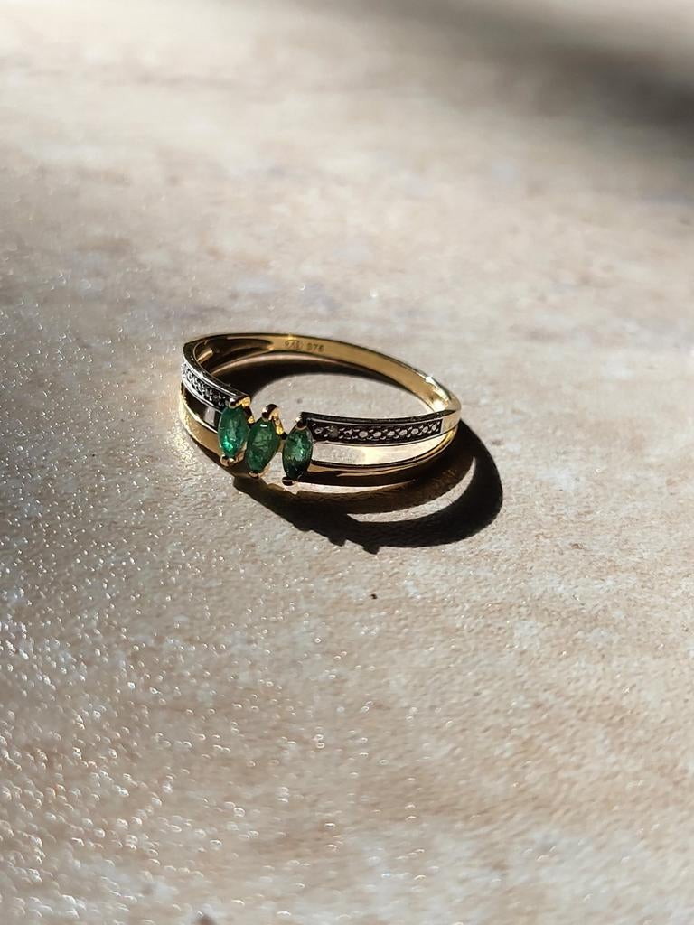 9 karaats gouden dubbele rijring Diamant en Smaragd, Sieraden, Tassen en Uiterlijk, Ringen, Verzenden, Zo goed als nieuw, 17 tot 18