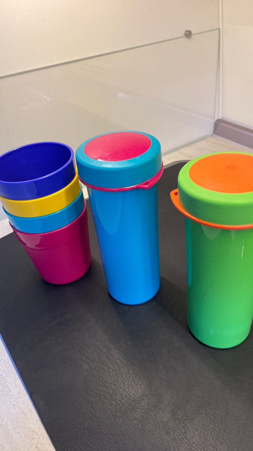 2 grote tumbo bekers +4 gewone tupperware bekers, Ophalen of Verzenden, Zo goed als nieuw, Beker of Kan