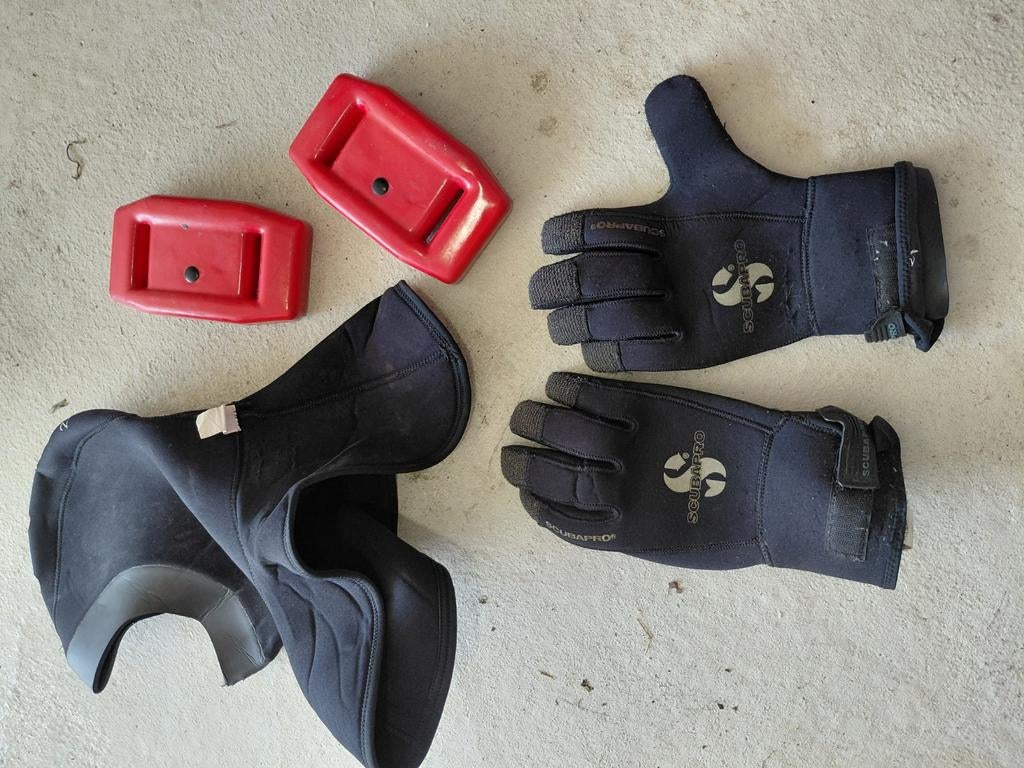 Duikpak, handschoenen, cap en loodblokken en twee trimvesten, Ophalen of Verzenden, Gebruikt, Duikpak