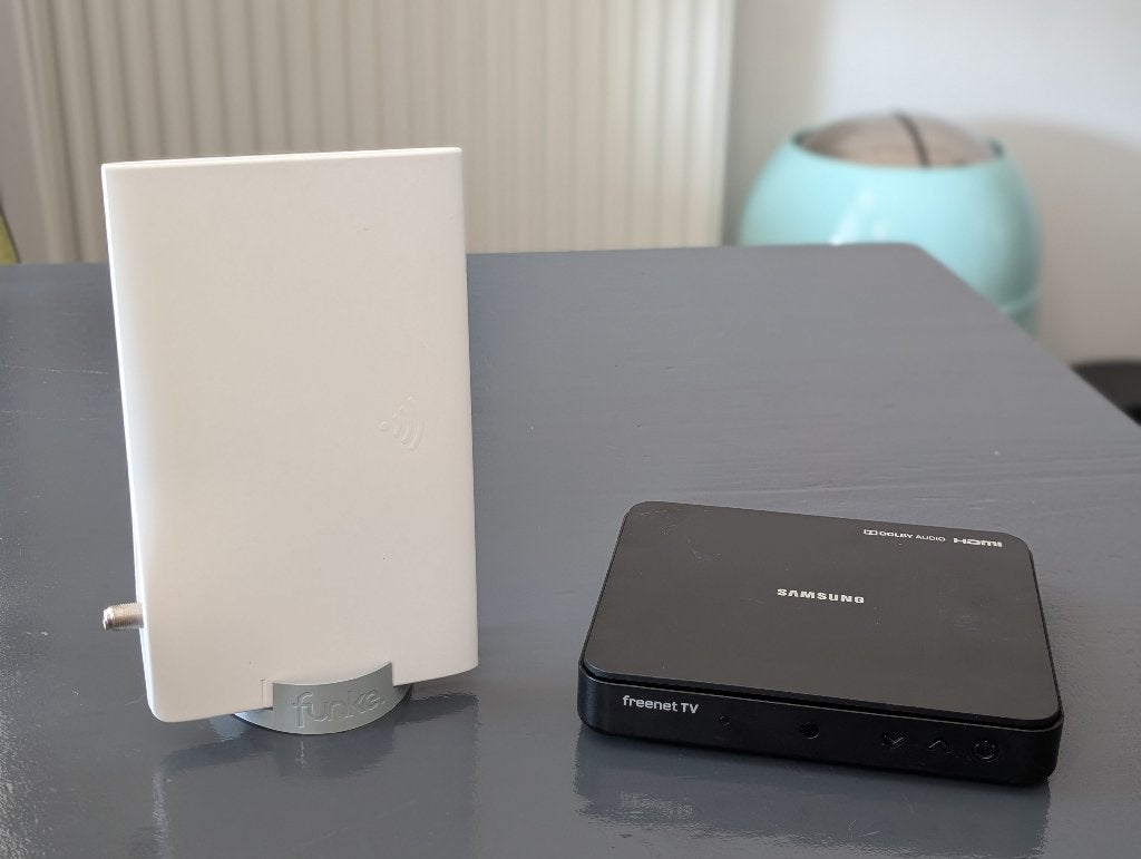 Samsung DVB-T2 ontvanger (mediabox) en Funke actieve antenne, Ophalen of Verzenden, Zo goed als nieuw, Decoder