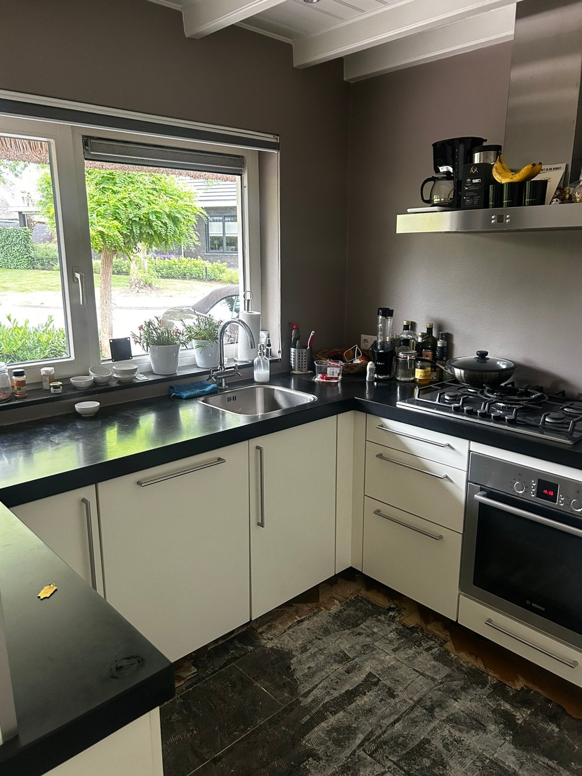 Nette keuken met apparatuur., Ophalen, Gebruikt, Wit, Graniet of Steen