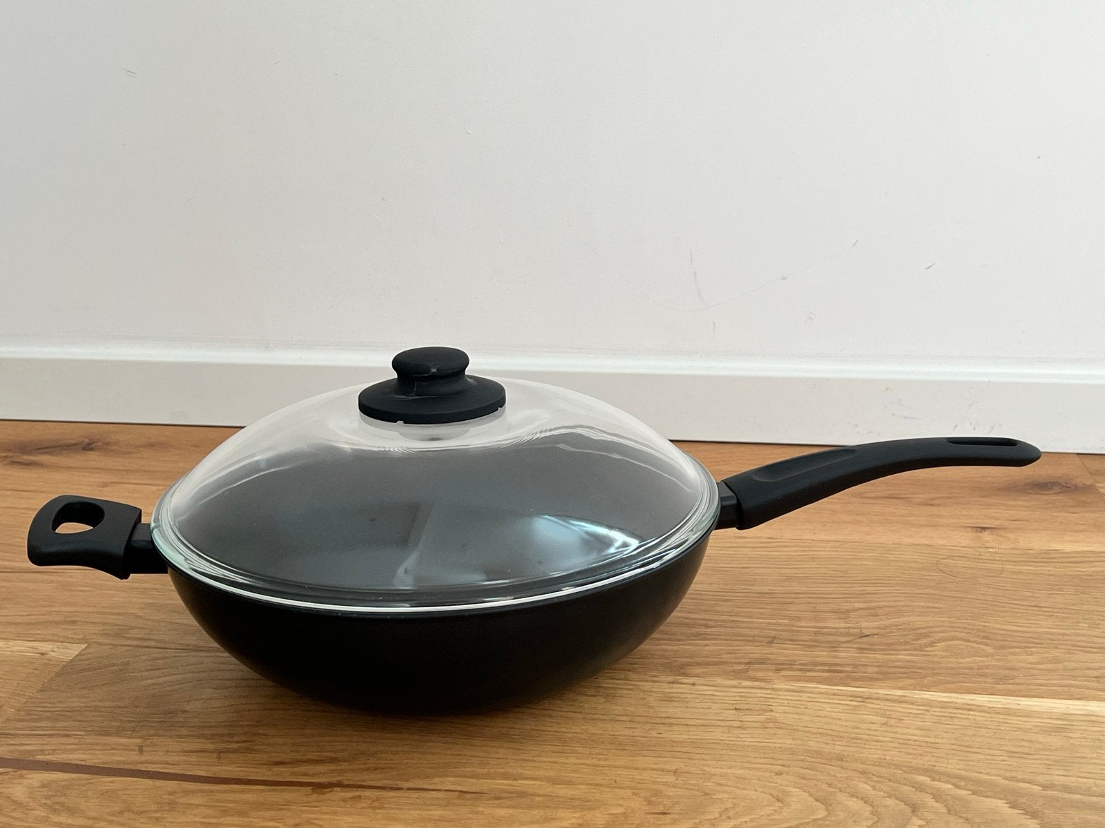 IKEA Wokpan met deksel - 28 cm, Huis en Inrichting, Ophalen, Gebruikt, Antiaanbaklaag, Aluminium
