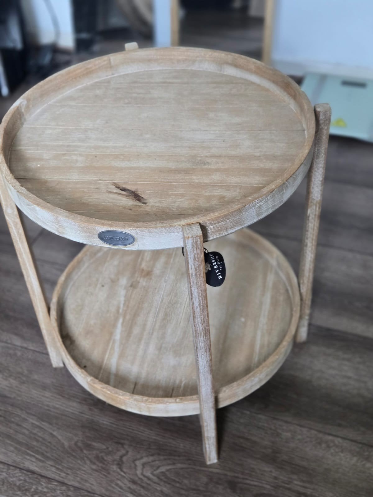 Riverdale bijzettafel met 2 losse dienbladen., Ophalen of Verzenden, Gebruikt, Bruin, Hout
