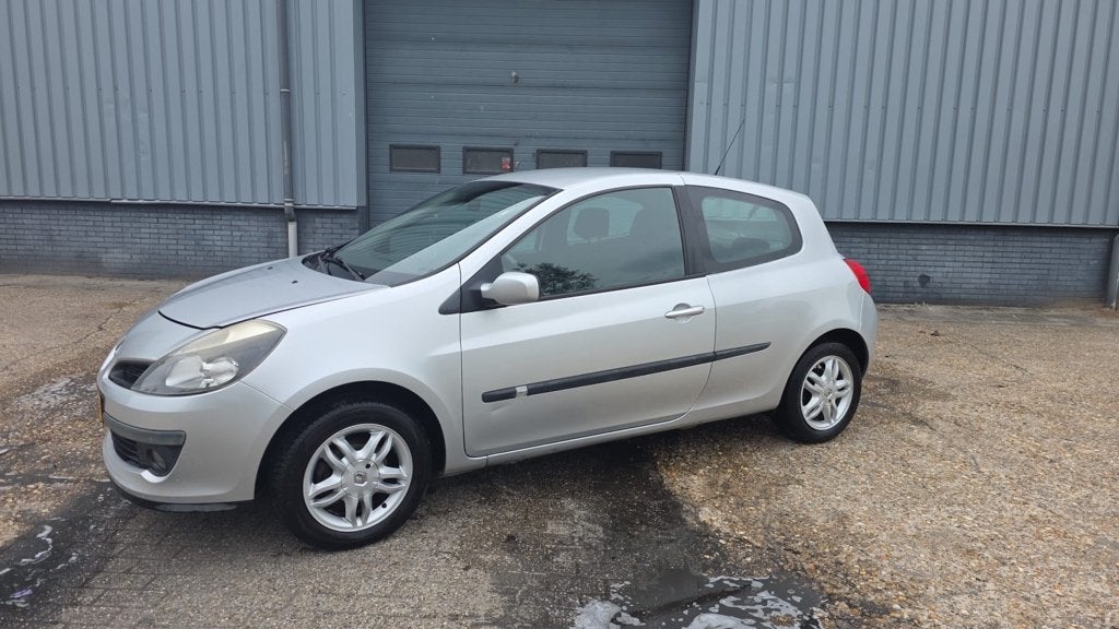 Renault Clio 1.4 16V  2006 Nette probleemloze auto, Auto's, Renault, Voorwielaandrijving, Zwart, 4 cilinders, 49 €/maand