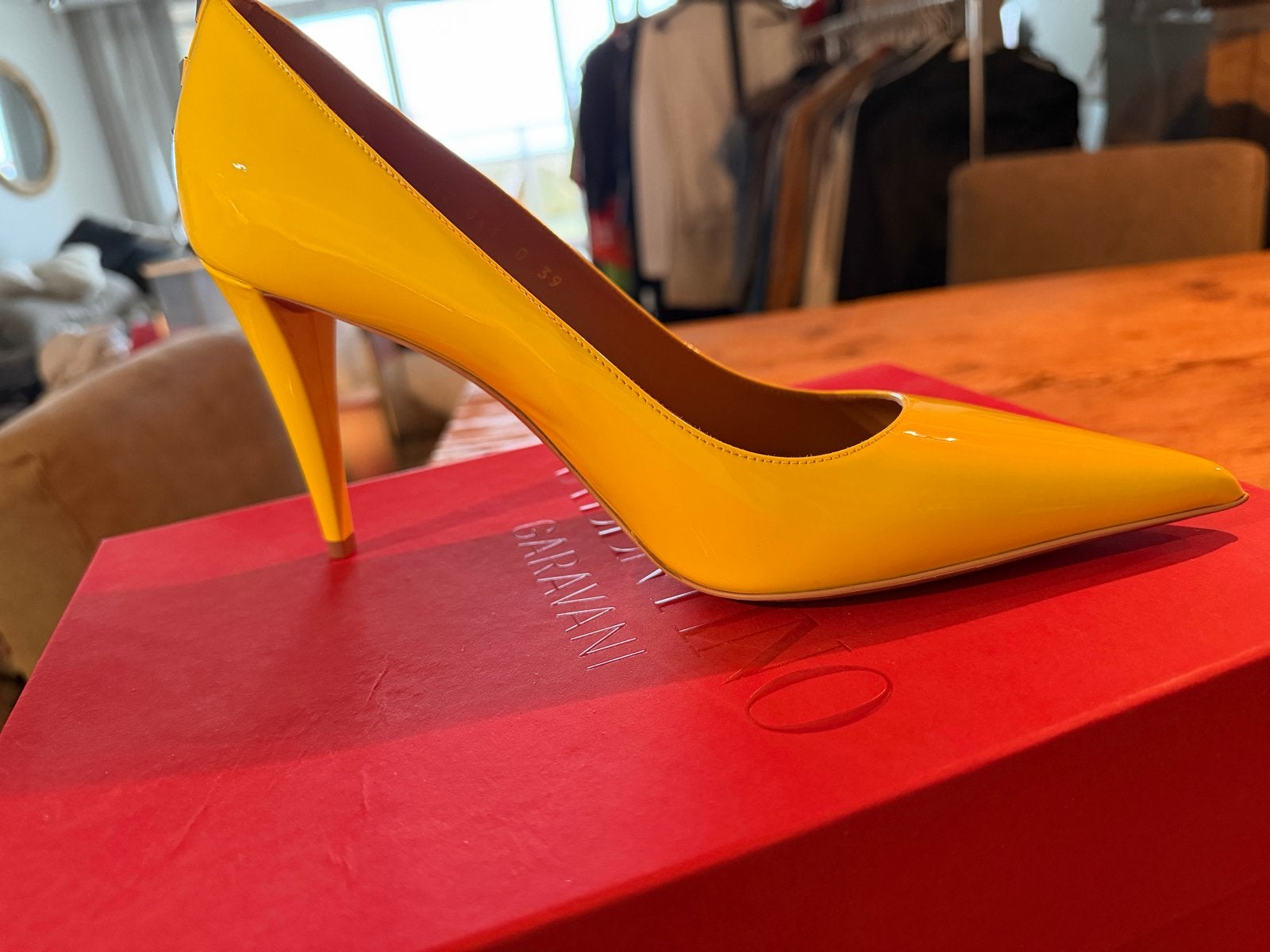 Valentino Garavani Rockstud Pumps - Geel - Maat 39, Ophalen of Verzenden, Nieuw, Geel, Pumps