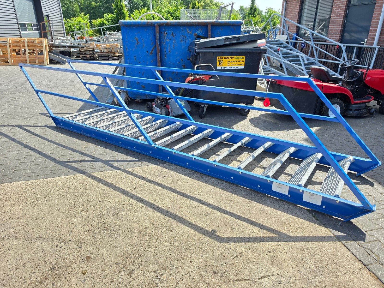 Stalen trap blauw. Hoog 3,35 mtr. Nor098 / Nor099, Doe-het-zelf en Verbouw, Ladders en Trappen, Ophalen, 2 tot 4 meter