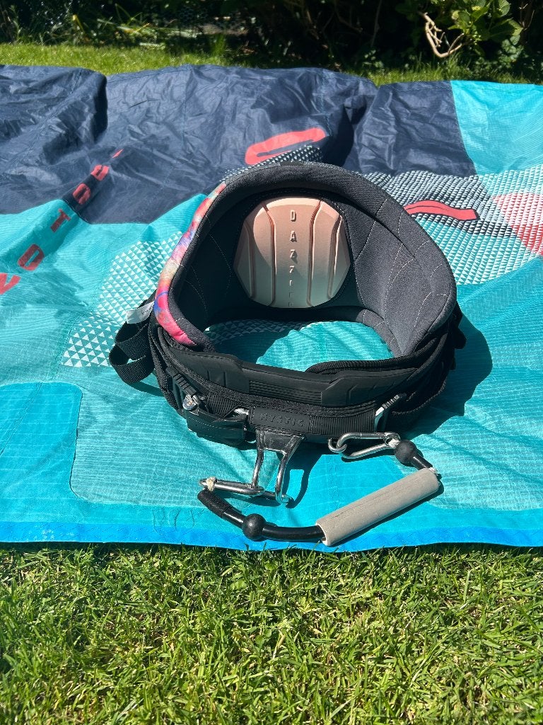 Kite harnas dames XS, Watersport en Boten, Kitesurfen, Ophalen, Geen board, Zo goed als nieuw, 10 m²
