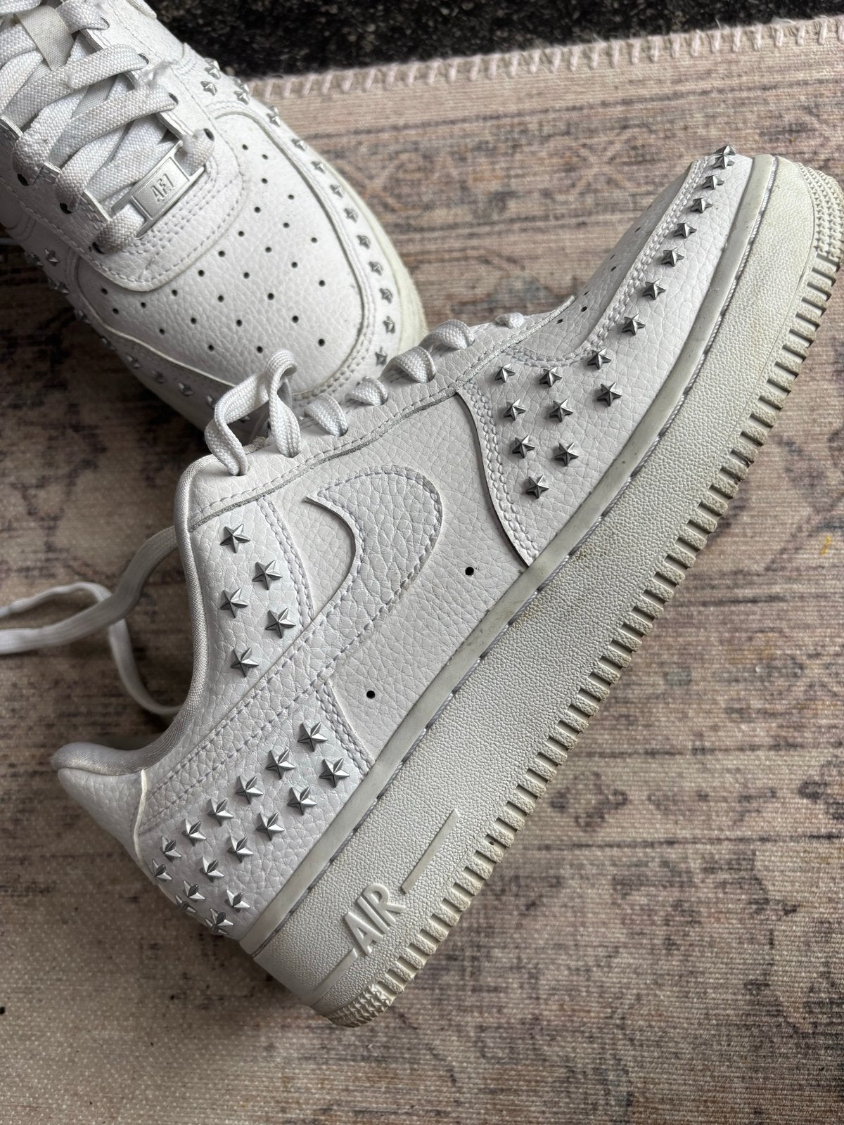Nike Air Force 1 met studs - Zo goed als nieuw, Kleding | Dames, Ophalen of Verzenden, Zo goed als nieuw, Wit, Sneakers of Gympen