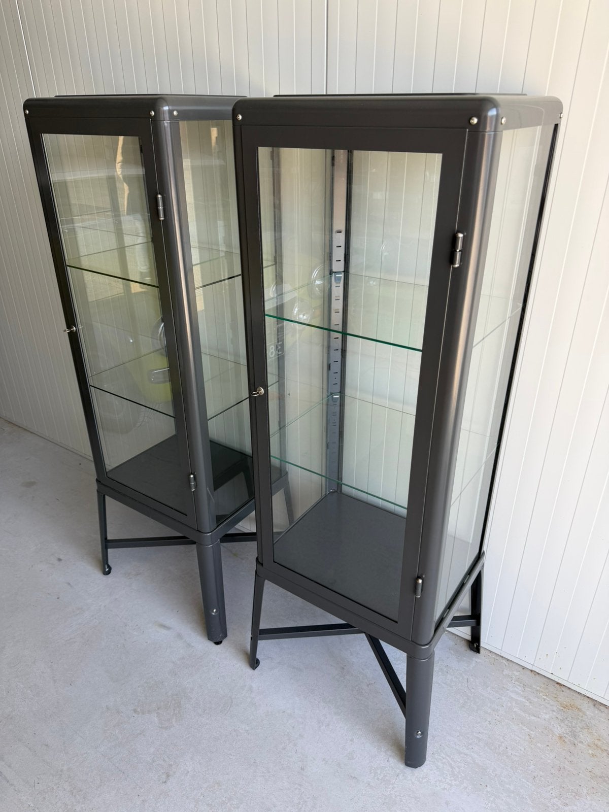 2x IKEA FABRIKÖR vitrinekast, Ophalen, 100 tot 150 cm, 50 tot 100 cm, Metaal
