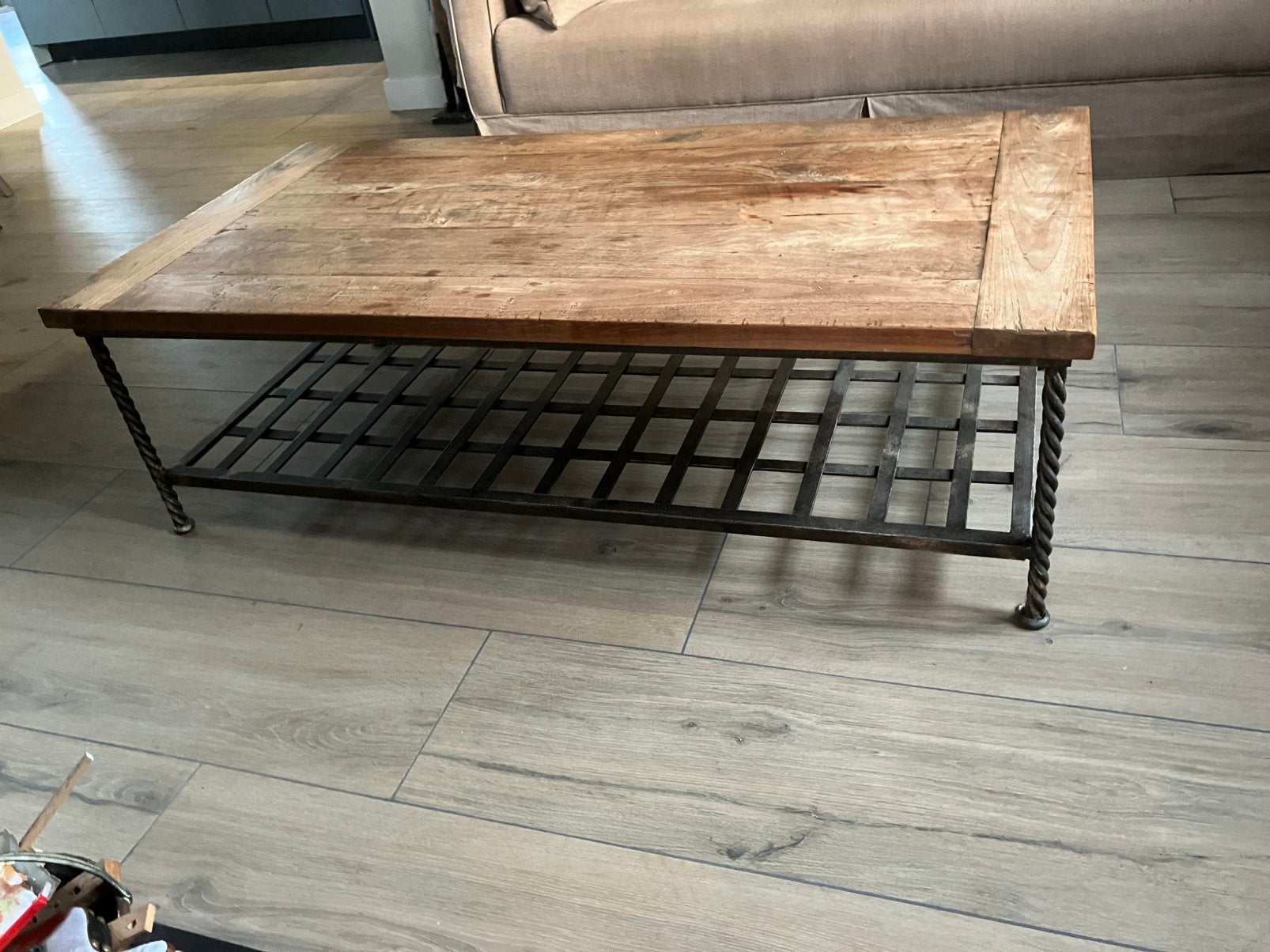 Robuuste salontafel teakhouten blad stalen frame, Ophalen, 100 tot 150 cm, 50 tot 100 cm, Zo goed als nieuw