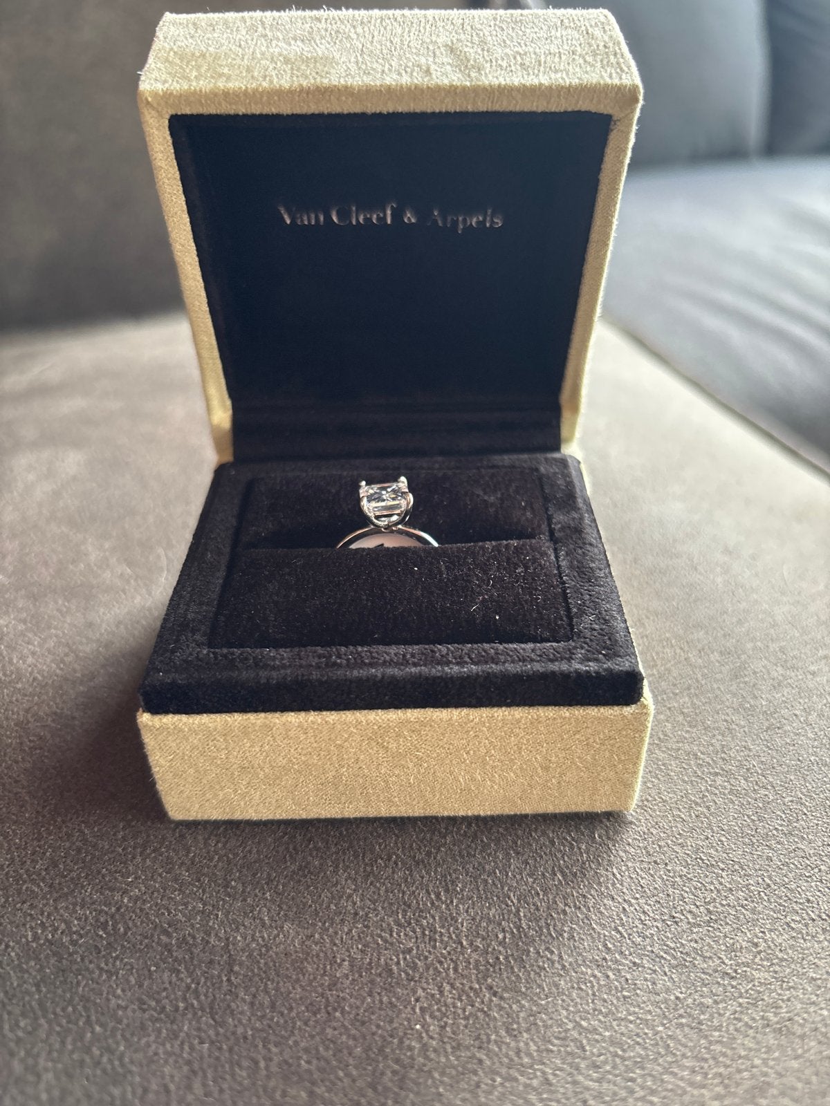 Van Cleef & Arpels ring met diamant, maat 7, Ophalen of Verzenden, Zo goed als nieuw, 17 tot 18, Met edelsteen