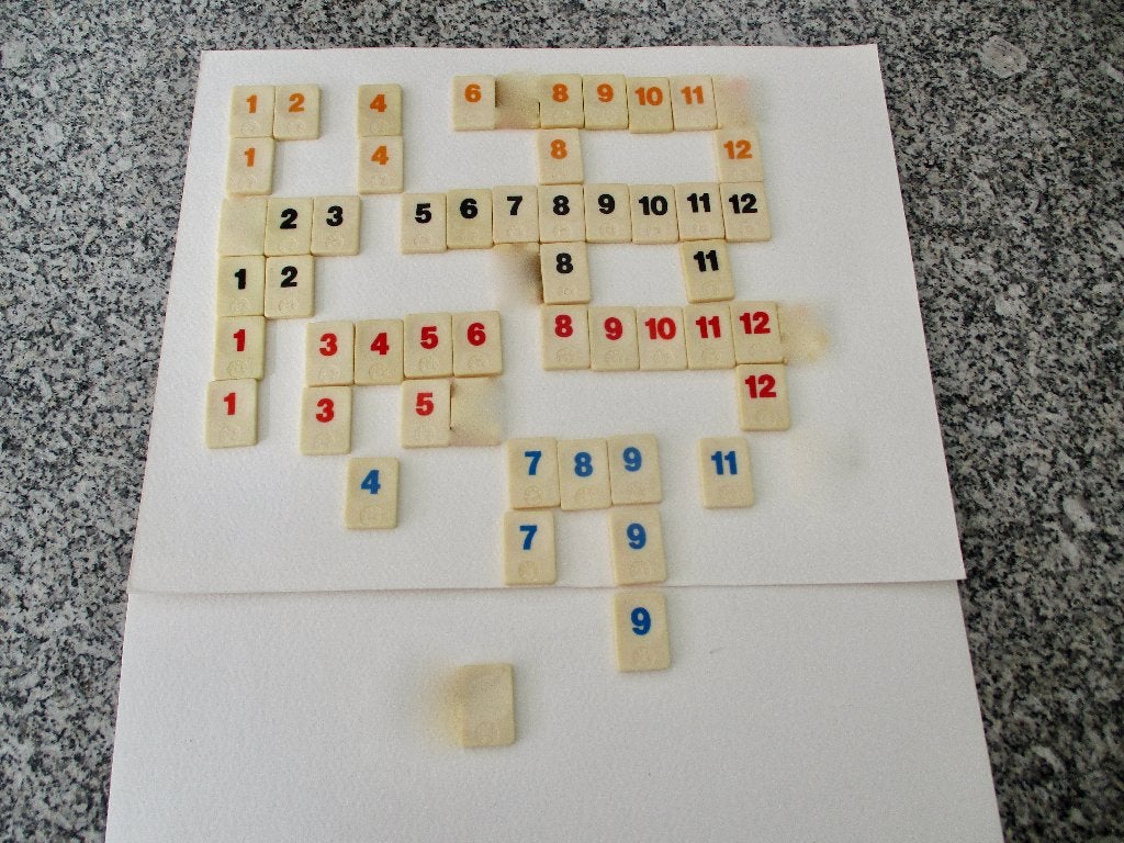 RUMMIKUB onderdelen kleine stenen +1 blanco steen + plankjes, Goliath, Ophalen of Verzenden, Zo goed als nieuw, Een of twee spelers