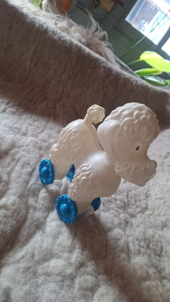 Vintage plastic poedel op wieltjes - speelgoed hond, Ophalen of Verzenden, Gebruikt