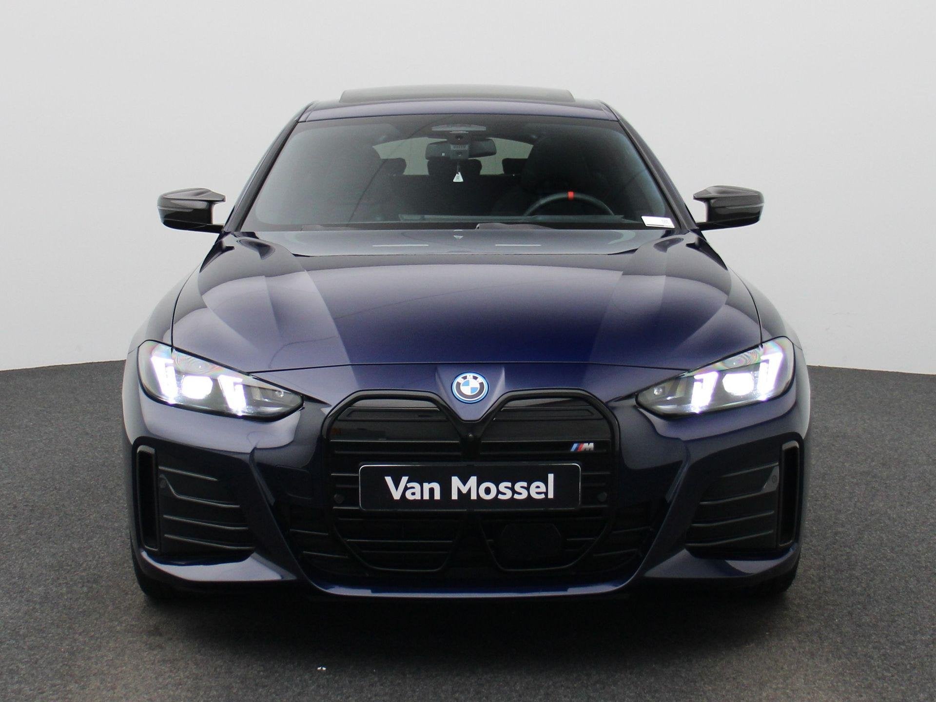 BMW i4 M50 | CARBON IN&EXTRIEUR | KEYLESS | 360 CAMERA | HAR, Auto's, 12 maanden, Stof, Gebruikt, 495 min