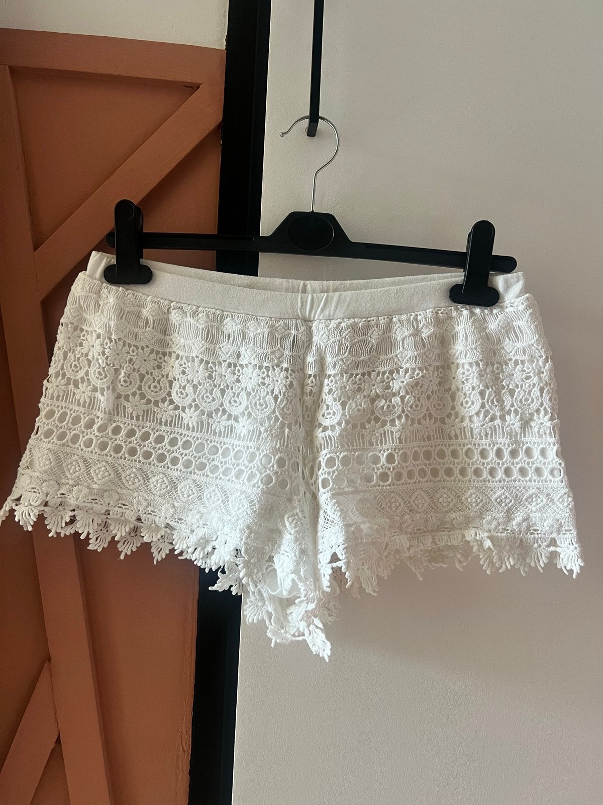 Witte kanten shorts van H&M Divided, maat M, Kleding | Dames, Broeken en Pantalons, Maat 38/40 (M), Kort, Wit, Ophalen of Verzenden
