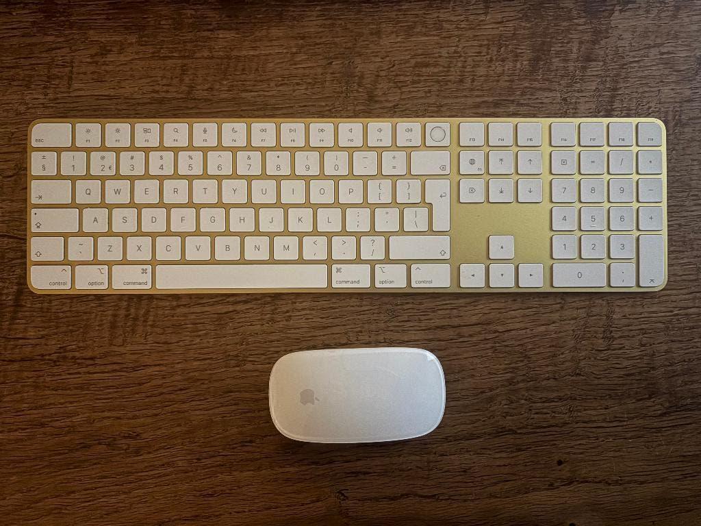 Apple Magic Keyboard + Magic Mouse, Zo goed als nieuw, Draadloos, Qwerty, Apple Magic Keyboard
