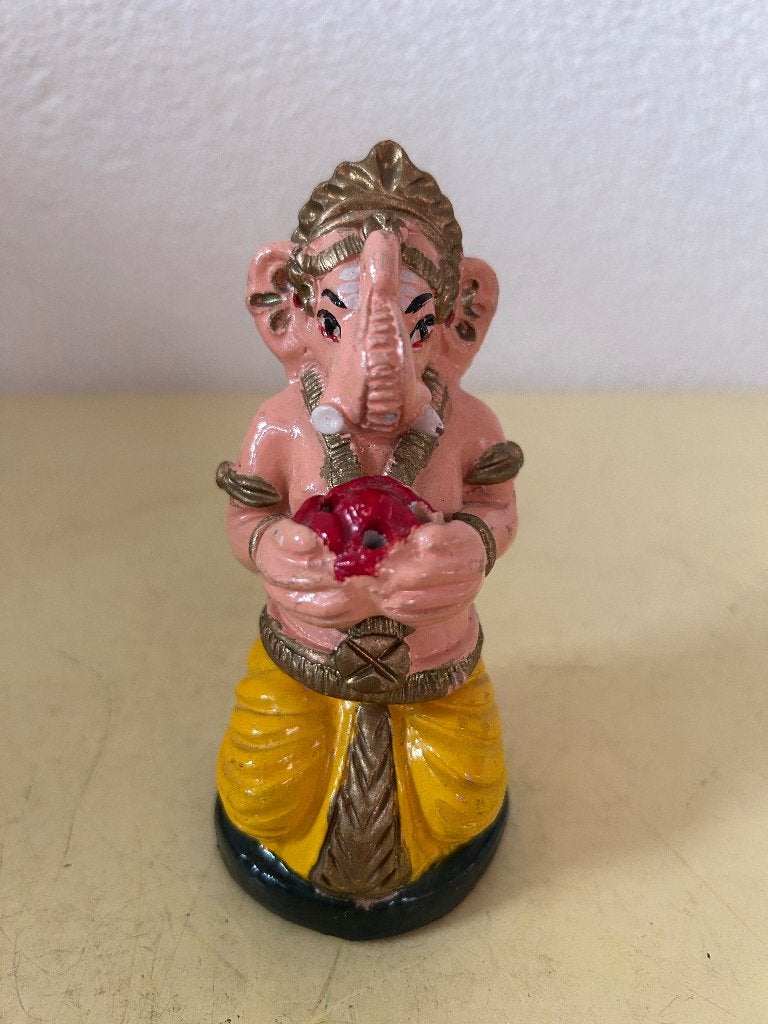 Kleurrijk handgemaakt terracotta Ganesh beeldje - 11cm, Antiek en Kunst, Steen/keramiek, 11 cm, India, Ophalen of Verzenden