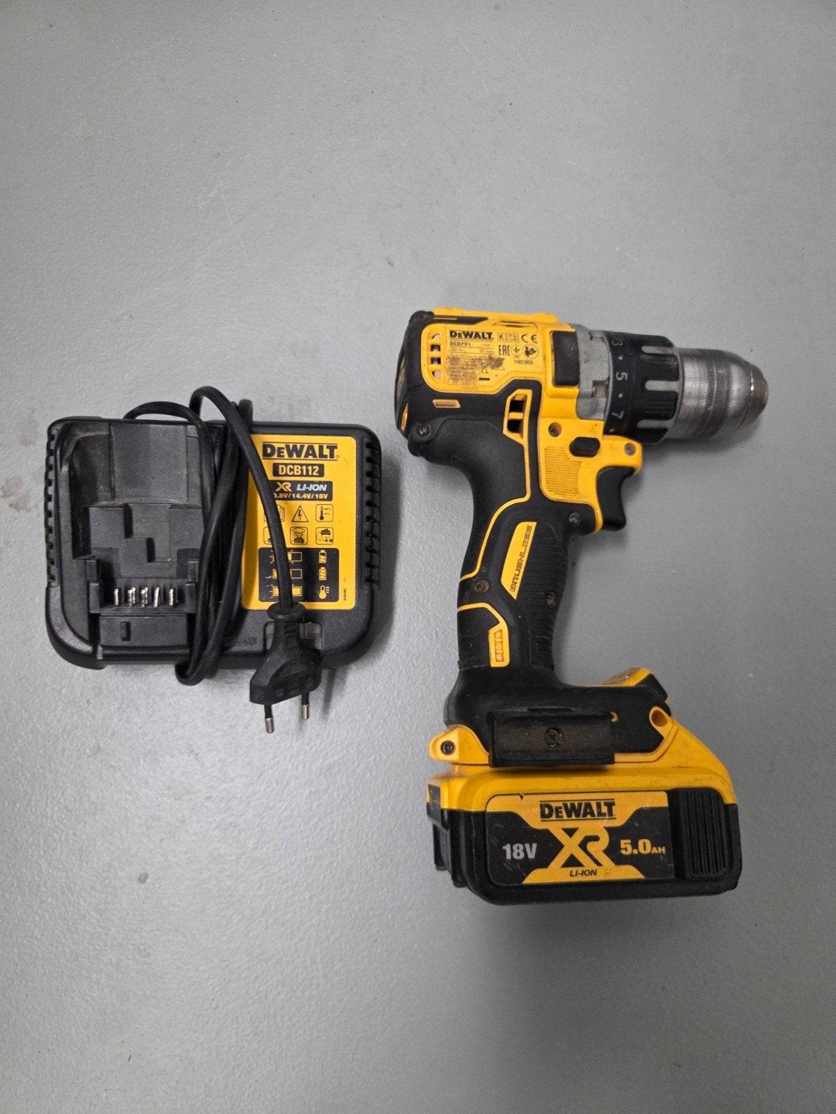 Foto 3 van Dewalt schroef/boormachine DCD791 .