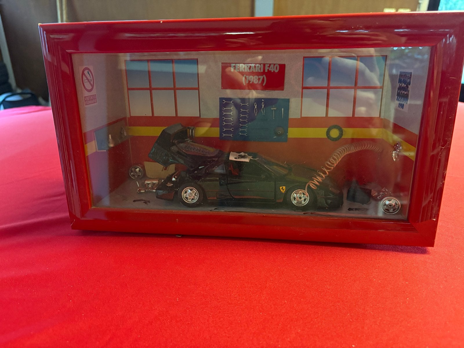 Ferrari F40 (1987) diorama model in vitrine, Ophalen of Verzenden, Zo goed als nieuw