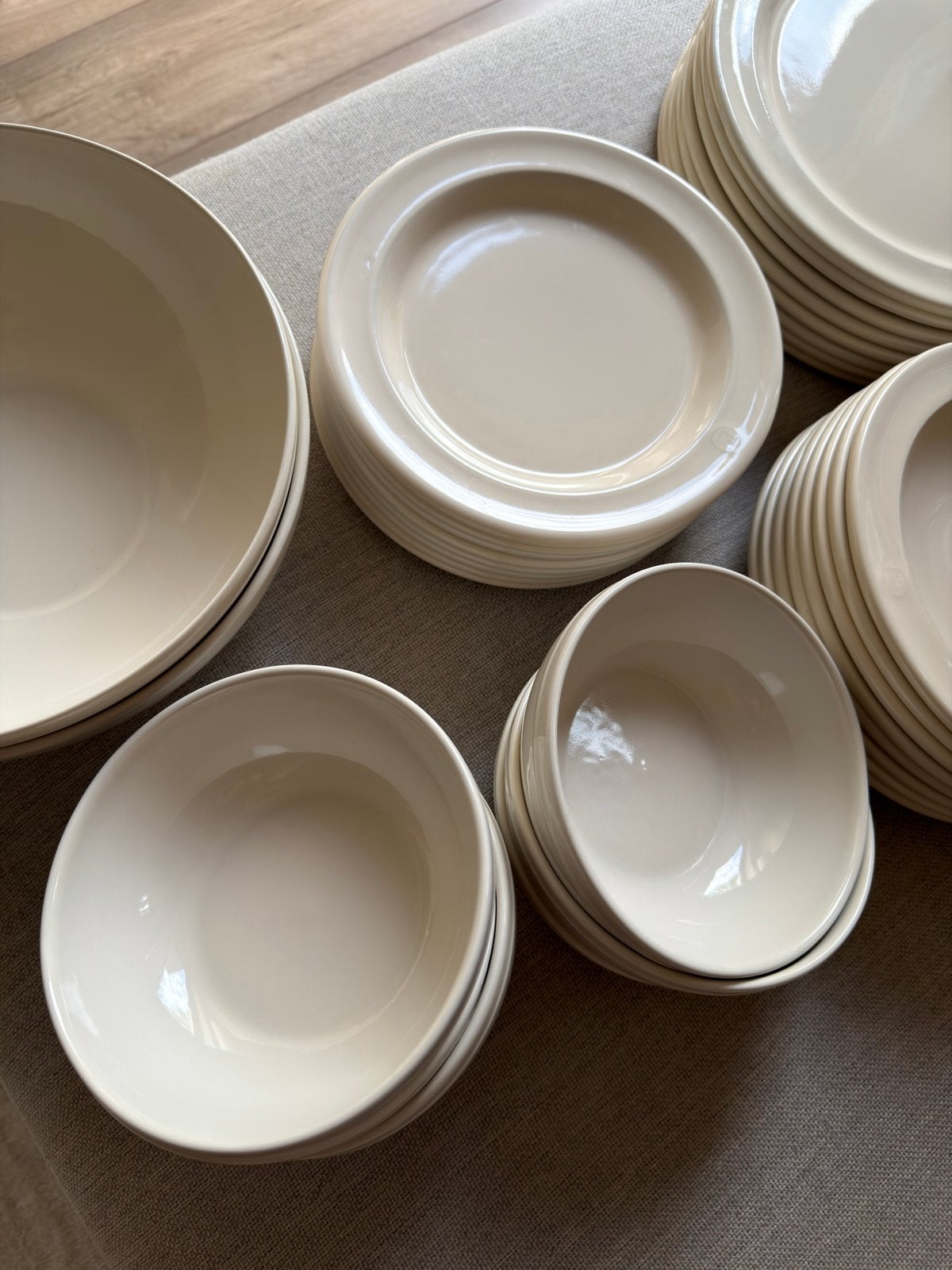 Emile Henry Servies Set - 8 Grote, 8 Kleine, 8 Diepe Borden,, Ophalen, Overige merken, Keramiek, Zo goed als nieuw
