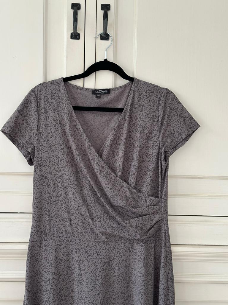 La Dress jurkje / travel /L / lichtgrijs /klein zwart stipje, Kleding | Dames, Jurken, Maat 42/44 (L), Ophalen of Verzenden, Zo goed als nieuw