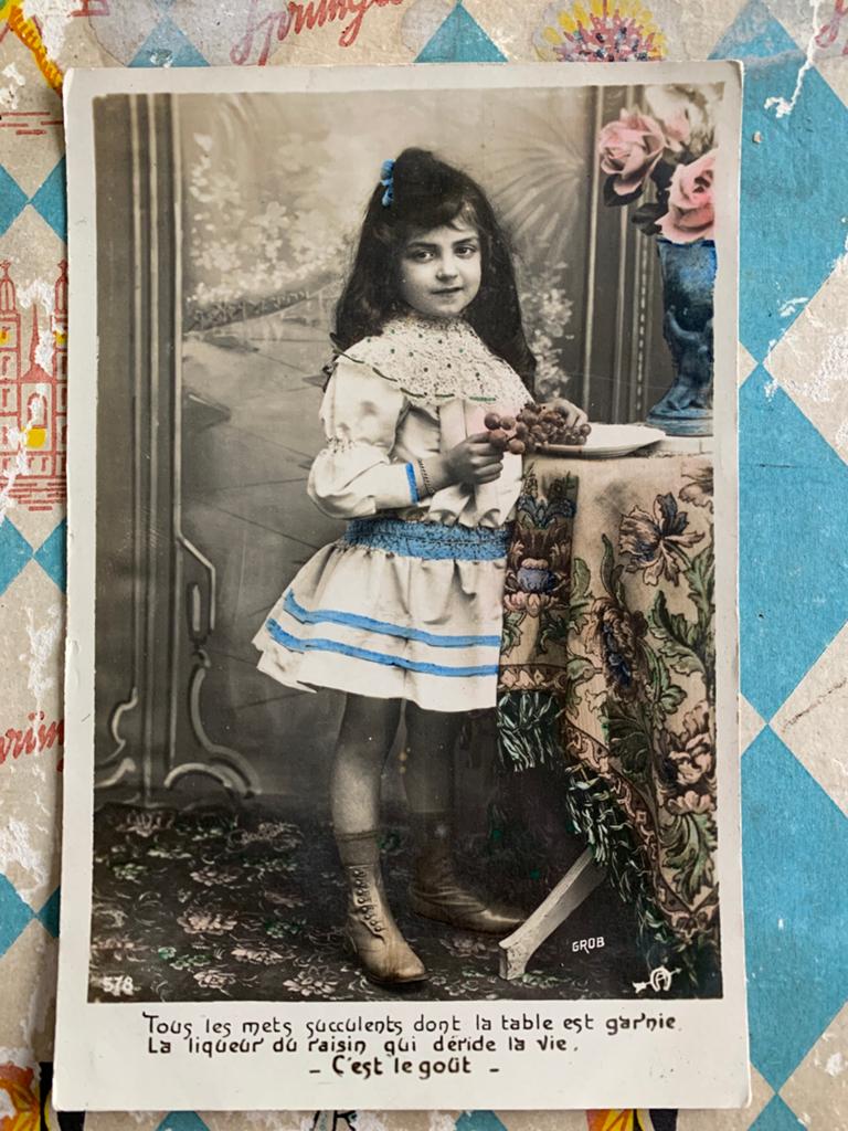 Meisje met lang haar eet druiven (GO), Ophalen of Verzenden, Voor 1920, Ongelopen, Kinderen