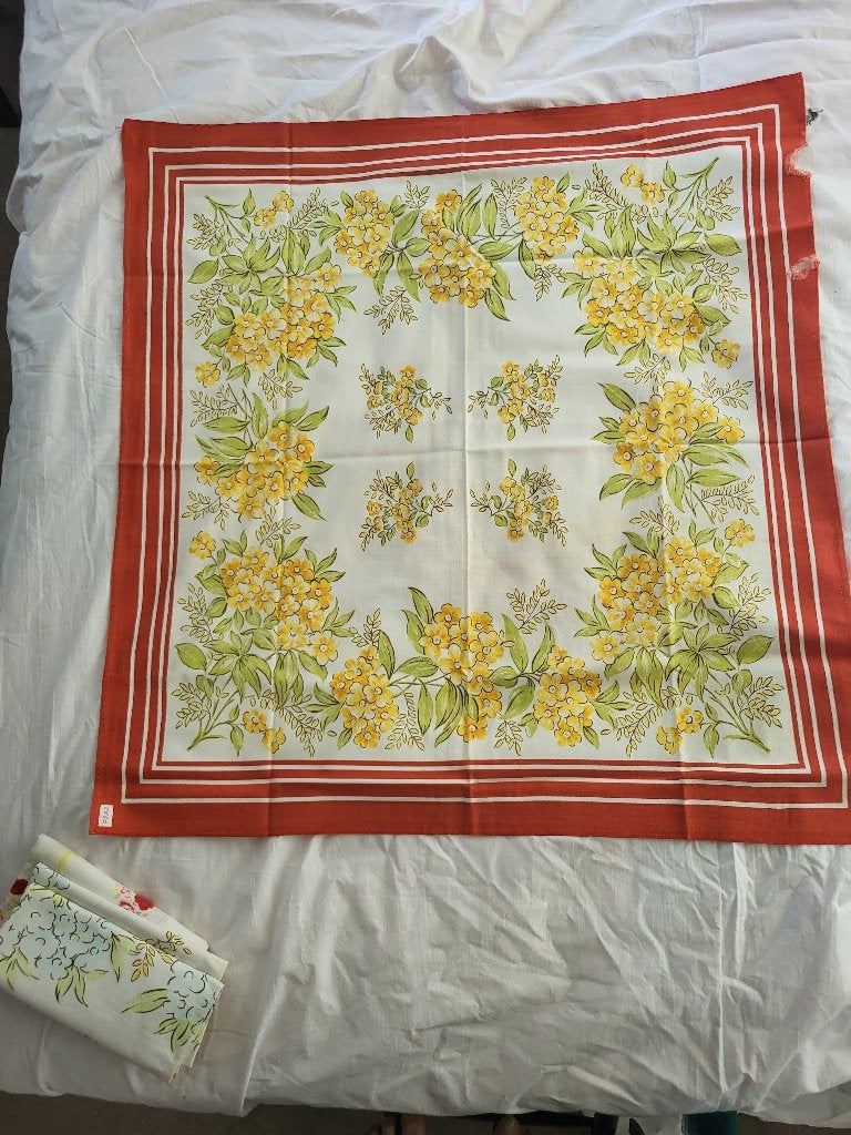 Kleedje met rand van roestkleur.         Maat: 88 x 84 cm., Gebruikt, 88 cm, Ophalen of Verzenden, 84 cm