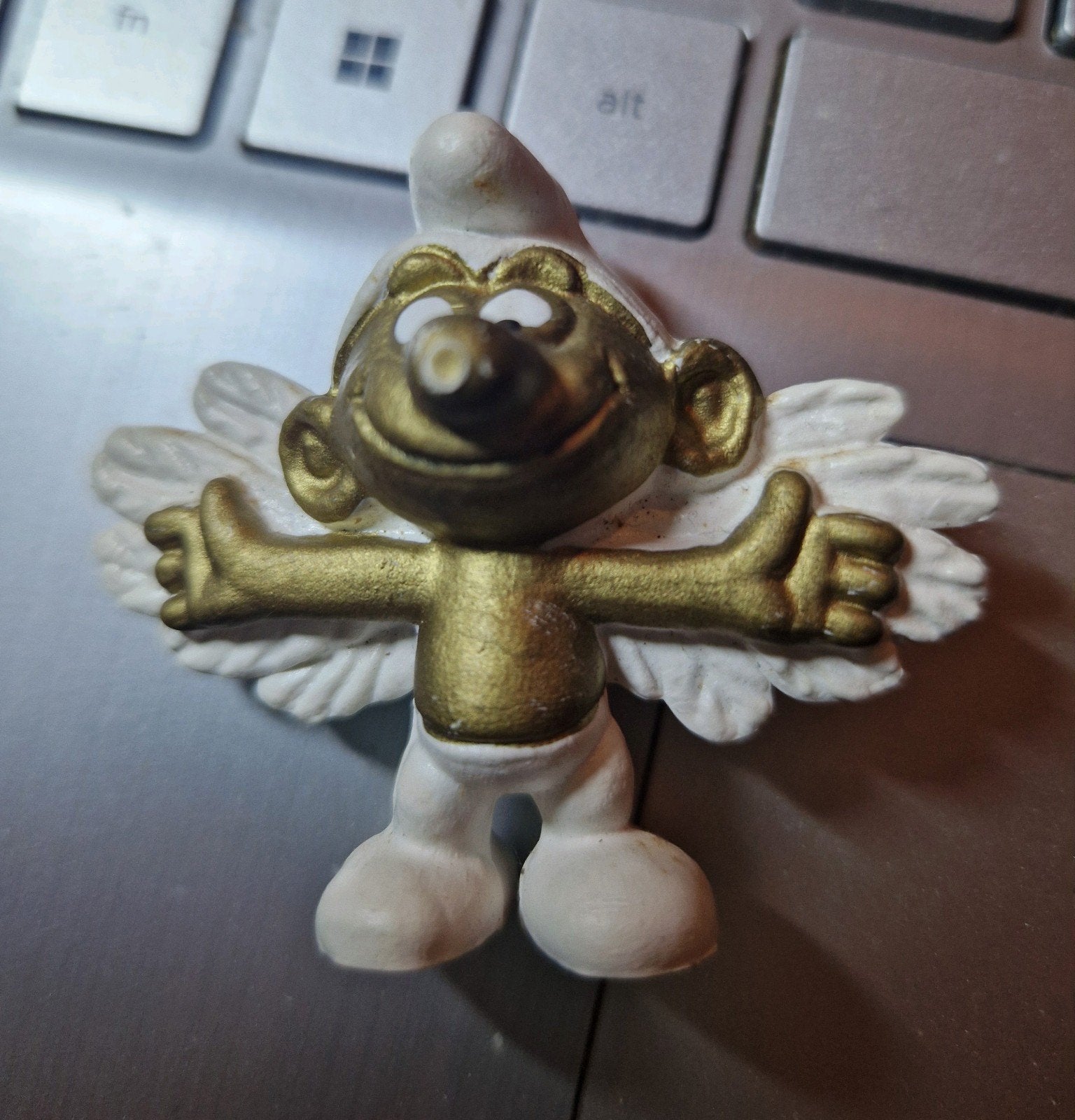 Vintage "gouden" vliegende smurf - Bully, Peyo, Verzamelen, Ophalen of Verzenden, Zo goed als nieuw, Overige Smurfen, Poppetje, Figuurtje of Knuffel