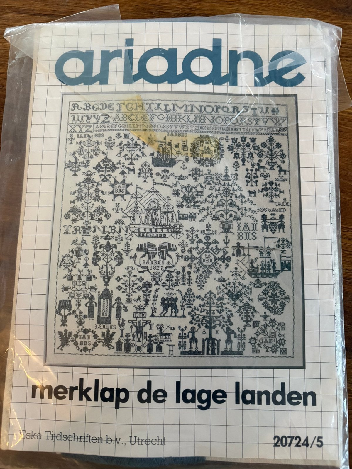 Te koop pakket merklap Ariadne “De lage landen”, Hobby en Vrije tijd, Ophalen of Verzenden, Nieuw, Handborduren, Borduurpakket