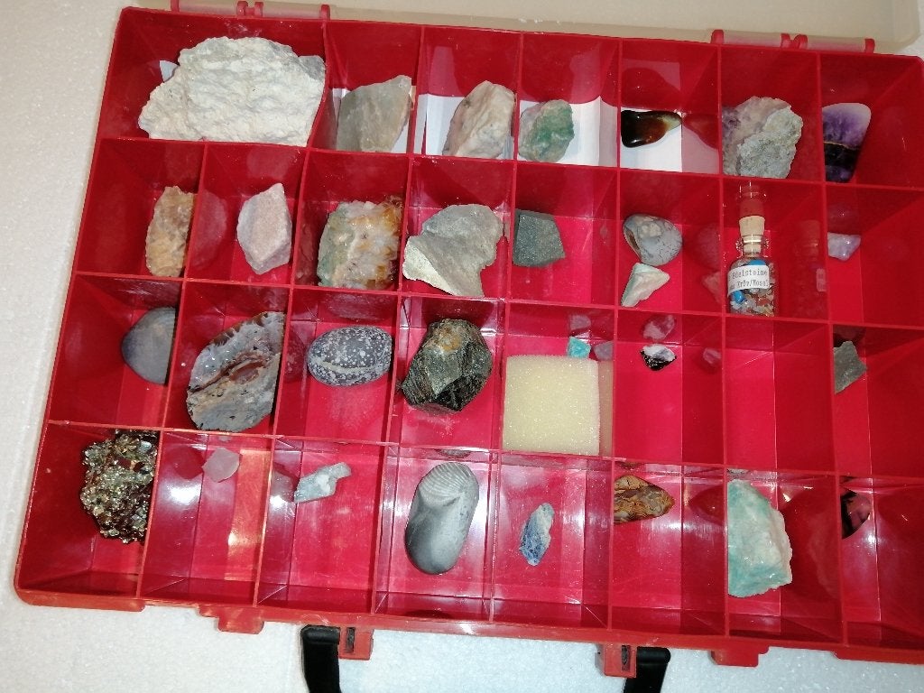 Mineralen en edelstenen verzameling in doos , 28stuks, Verzamelen, Ophalen of Verzenden, Mineraal