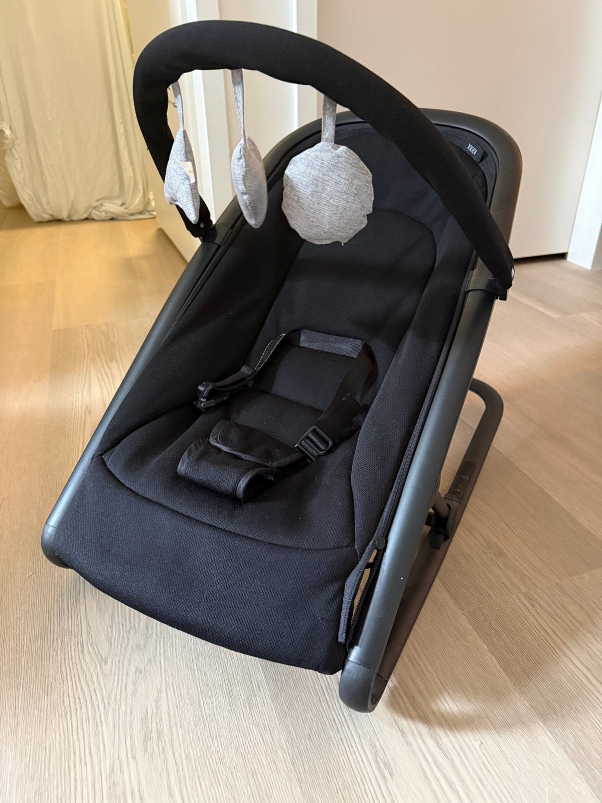KEKK Babywipstoel Zwart Inclusief Speelboog, Ophalen, Gebruikt