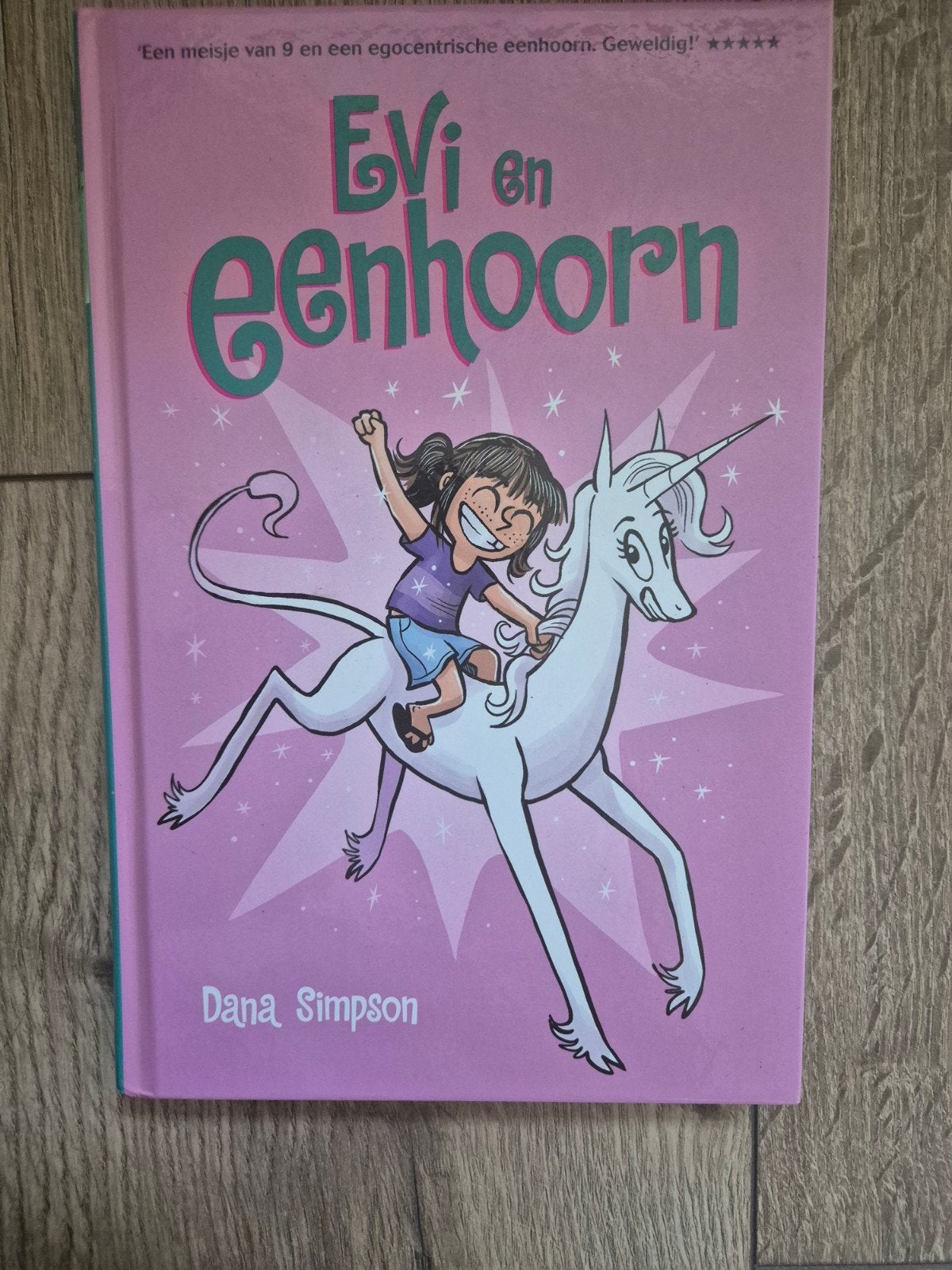 Evi en Eenhoorn - Dana Simpson (Kinderboek), Boeken, Ophalen of Verzenden, Zo goed als nieuw, Dana Simpson, Fictie