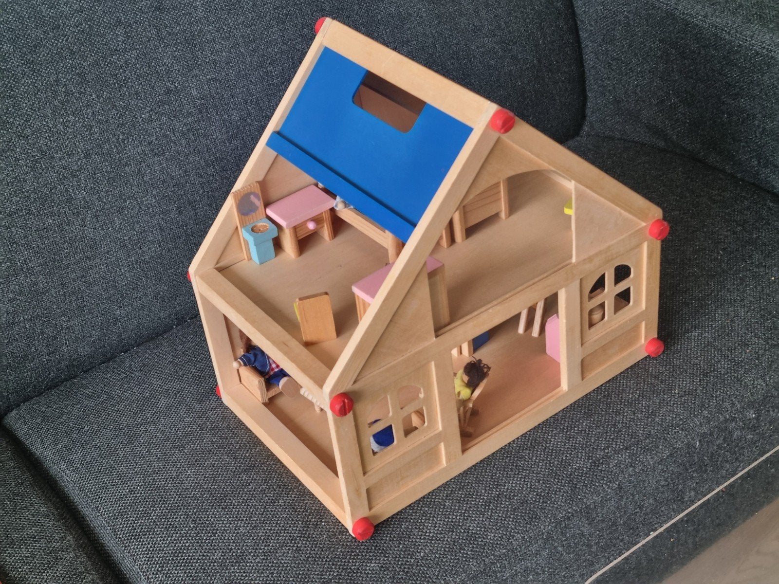 Houten poppenhuis met meubels en poppetjes, Ophalen, Gebruikt, Overige typen