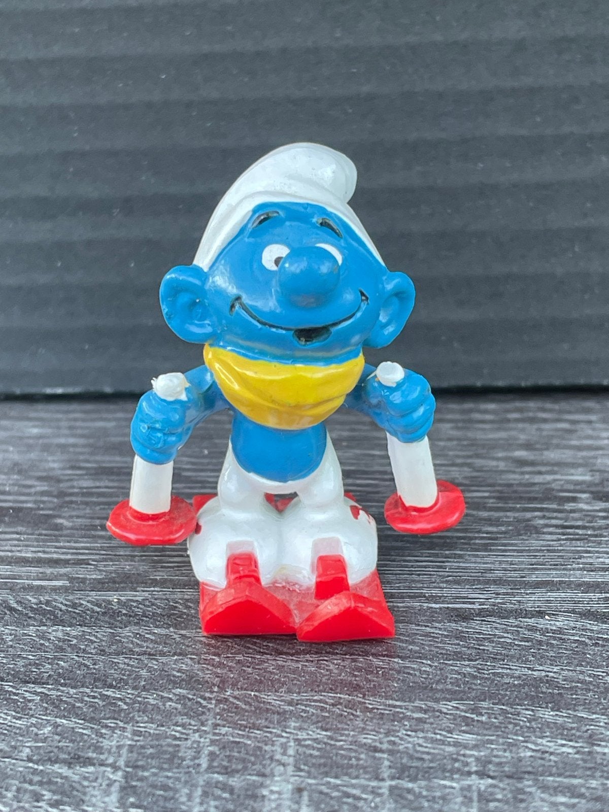 Smurf op ski's - Vintage Smurfen figuurtje, Verzamelen, Smurfen, Ophalen of Verzenden, Gebruikt, Overige Smurfen, Poppetje, Figuurtje of Knuffel