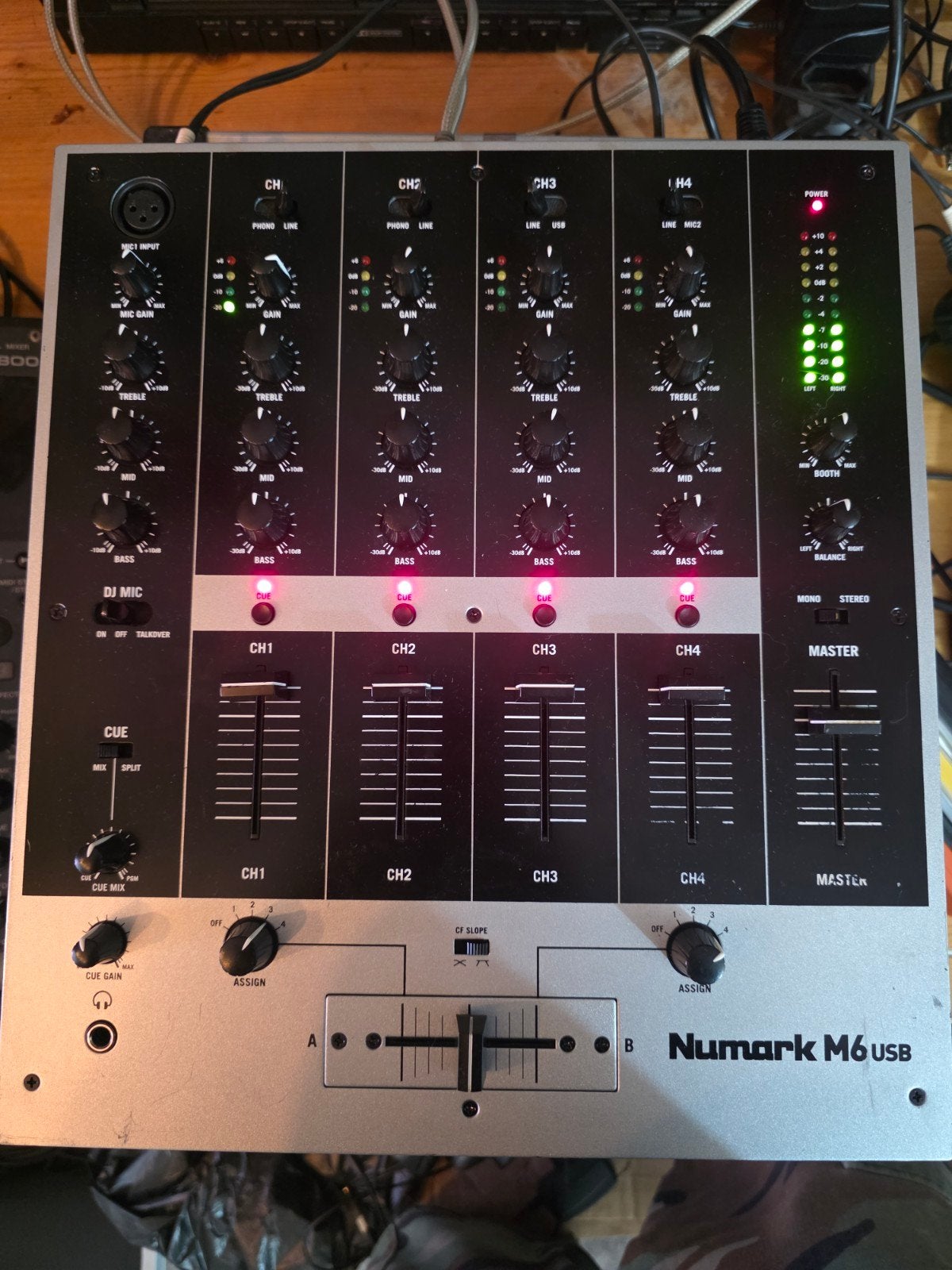 Numark M6 USB DJ Mixer - 4-kanaals met USB Audio Interface, Ophalen of Verzenden, Gebruikt, Minder dan 5 kanalen