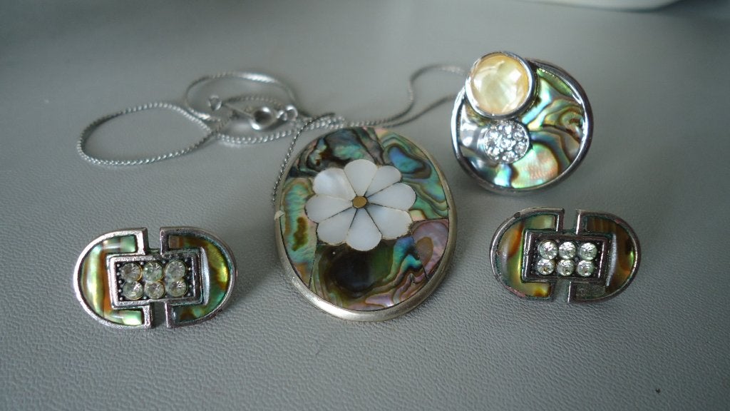 Abalone schelp ketting tevens broche oorbellen en ring, Gebruikt, Overige kleuren, Ophalen of Verzenden, Overige materialen