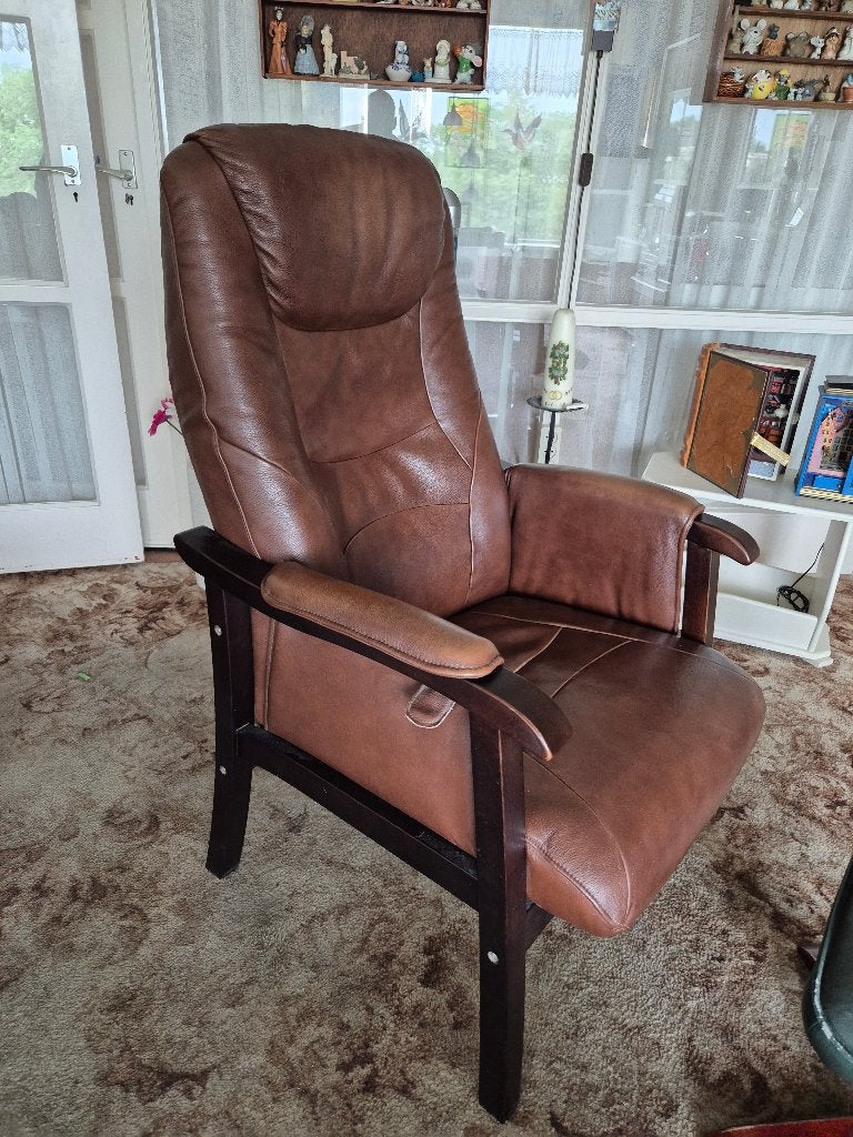 2 Stoelen met bijhorende voeten bankjes, Huis en Inrichting, Stoelen, Ophalen, Twee, Bruin, Leer